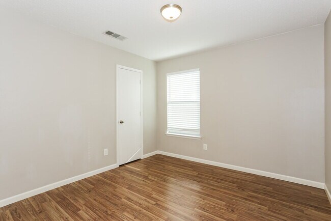 Building Photo - 327 Tioga Dr