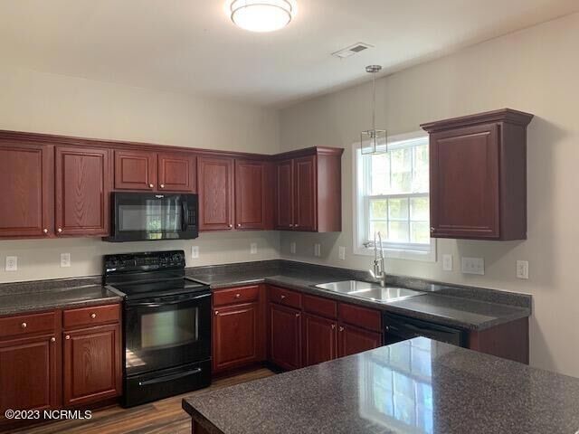 Building Photo - 862 Blue Bird Dr