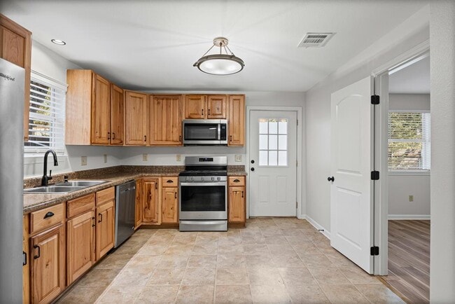 Building Photo - 2604 Canterbury St