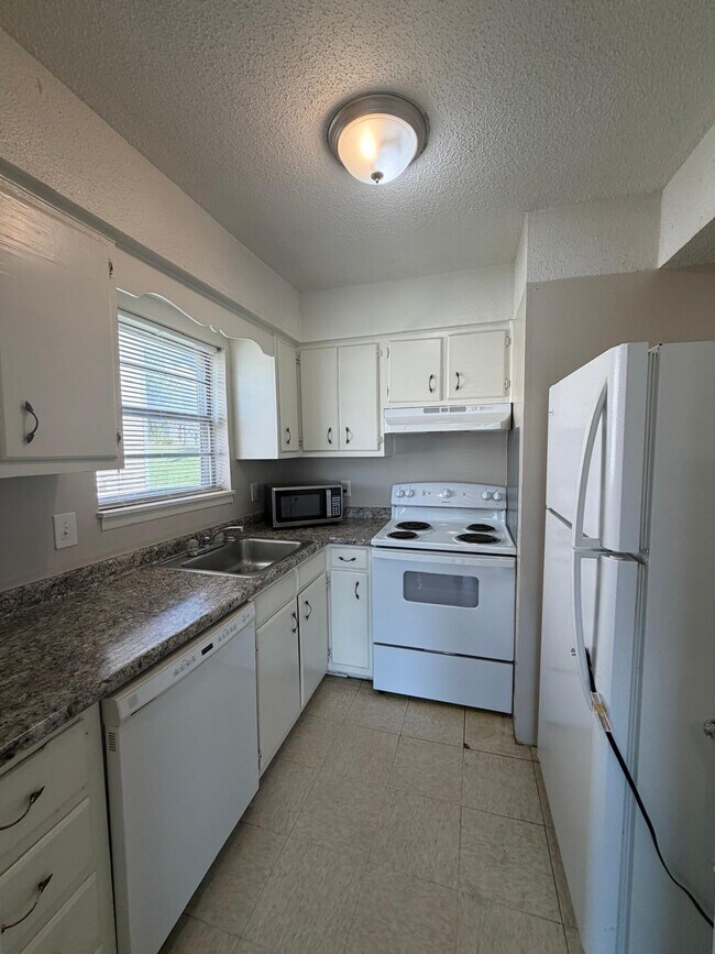 Building Photo - 2218 Jonathan Dr NW
