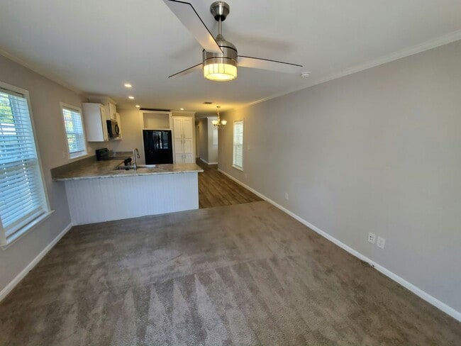 Building Photo - 6421 Brandywine Dr N