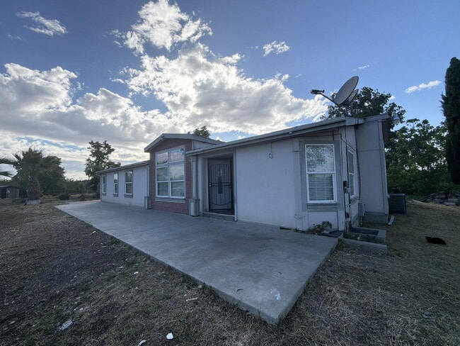 Building Photo - Country Living in this 4x2 Home