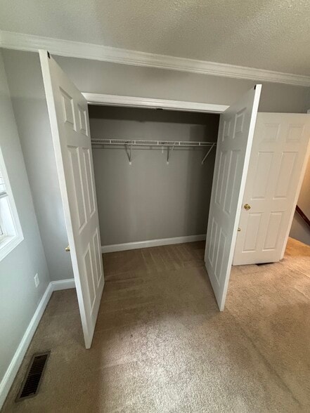 Building Photo - 5731 SW Acres Dr