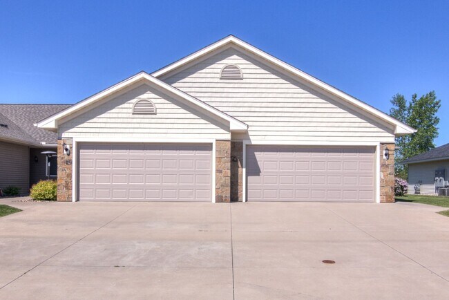 Building Photo - 2 Bedroom Town Home