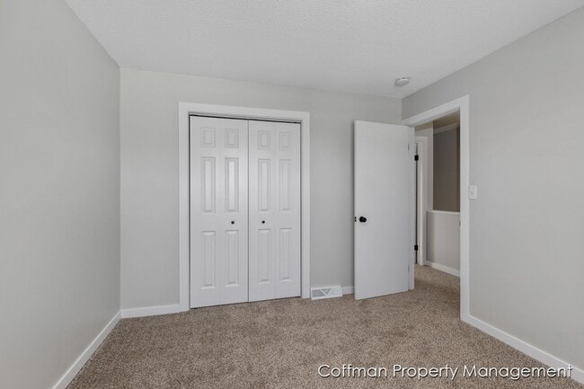 Building Photo - 2511-2513 Ridgefield Dr NE