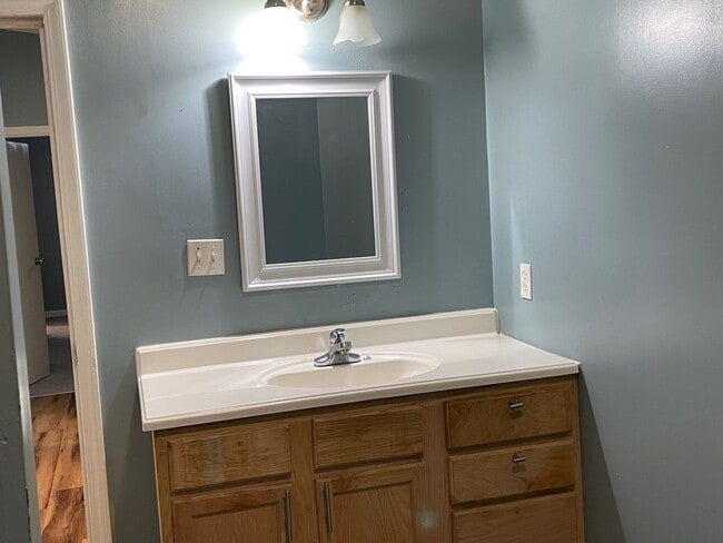 Building Photo - Three bedroom/2 Bath close to downtown Pra...