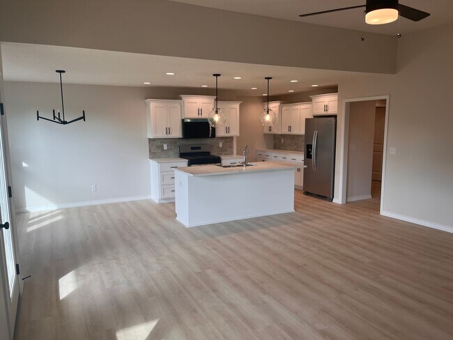 Building Photo - Beautiful, brand-new, 3-bedroom, 2-bath home in Nixa with a 3-car garage.