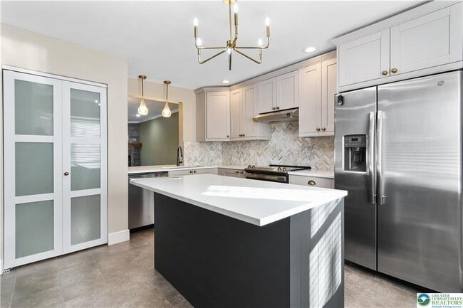 Building Photo - 1885 Redwood Dr