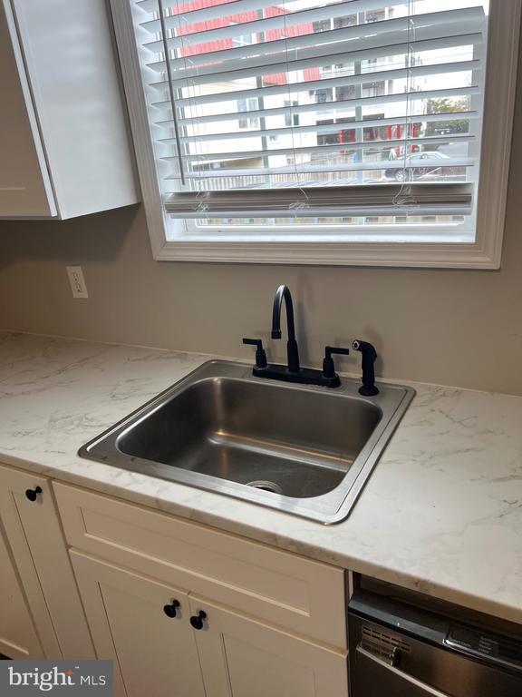 Building Photo - 208 Sunset Dr