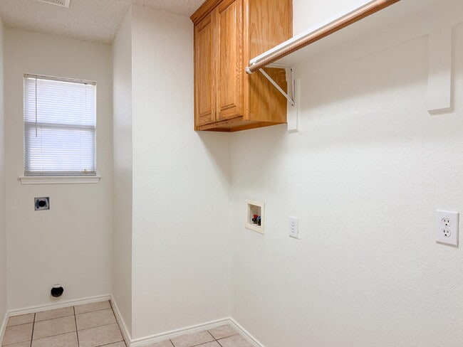 Building Photo - 3 Bedroom, 2 Bath Home in Crowley on Corner Lot