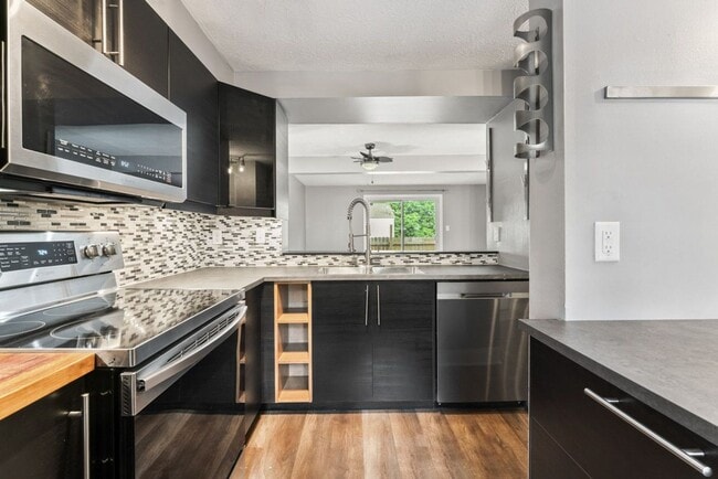 Building Photo - Special Offer – One Week Free Rent!