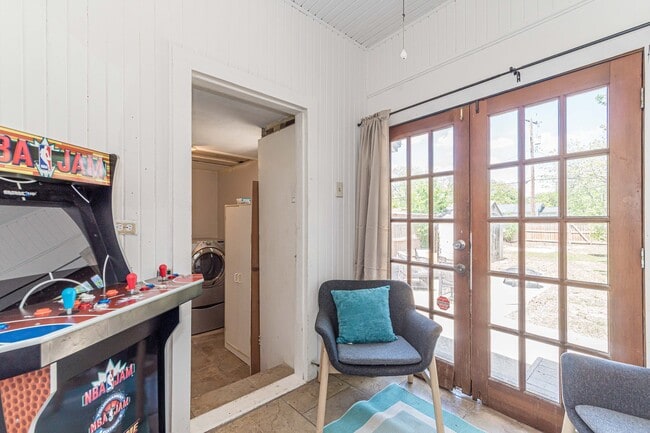 Building Photo - 409 Aero Ave