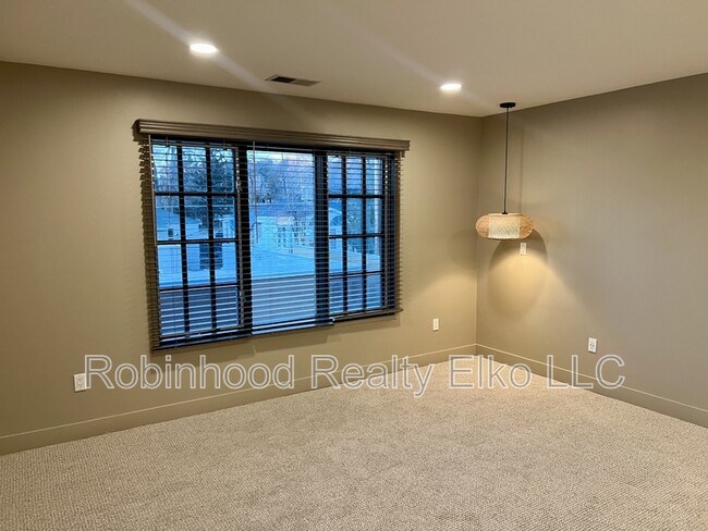 Building Photo - 753 Oak St