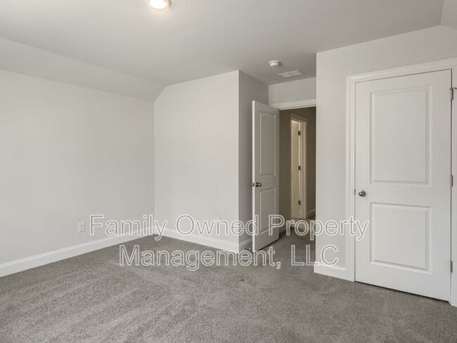 Building Photo - 208 Shortmarsh St