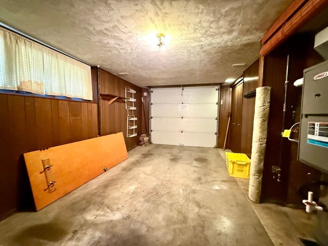 Building Photo - Cozy-Chic in Parkrose ~ Large Fenced Yard with Attached Garage & A/C~ Pets Welcome