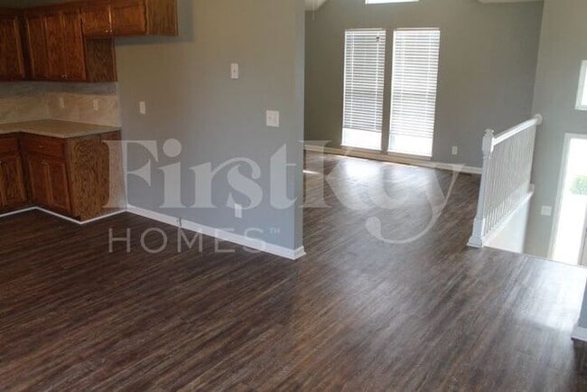 Building Photo - 1700 Briarwood Ln