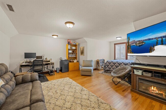 Building Photo - 69 Greenmoor Dr