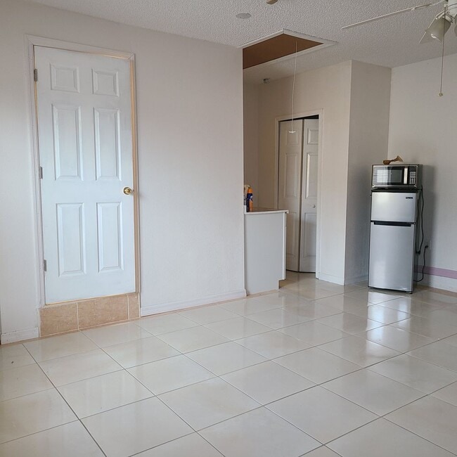 Building Photo - ROOM WITH PRIVATE ENTRANCE AND BATHROOM IN DELTONA UTILITIES INCLUDED