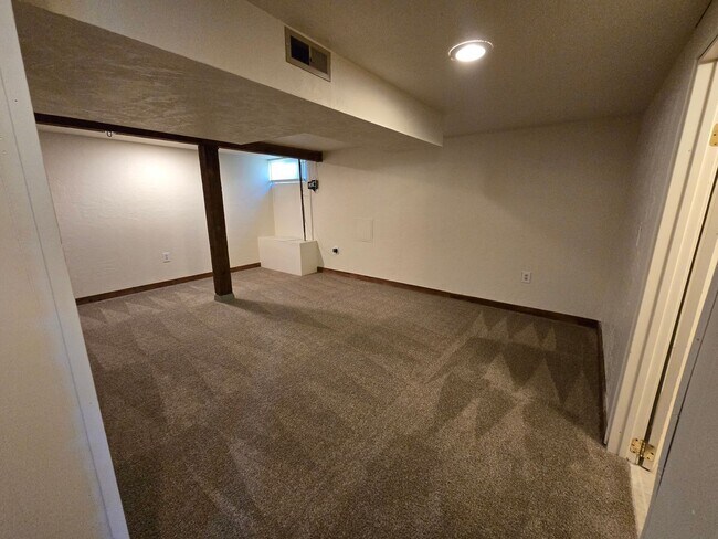 Building Photo - Beautiful North Side Home! Available Now!