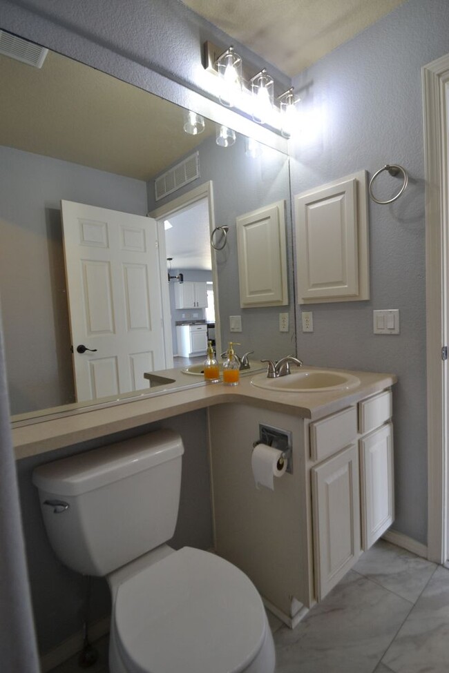Building Photo - 6 Bed, 3.5 Bath Home Available Now!