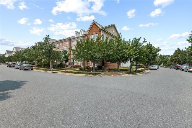 Building Photo - Modern Comfort Meets Convenience, Close to...