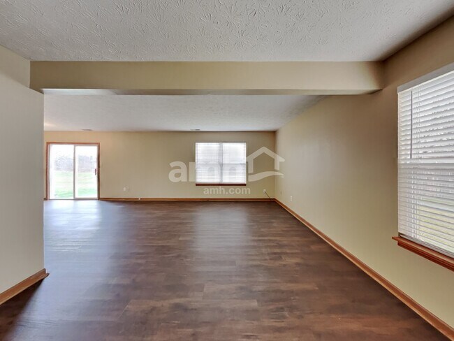 Building Photo - 998 Canary Creek Dr