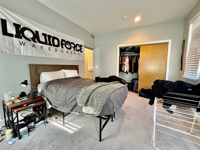 Building Photo - Rainbow Townhomes