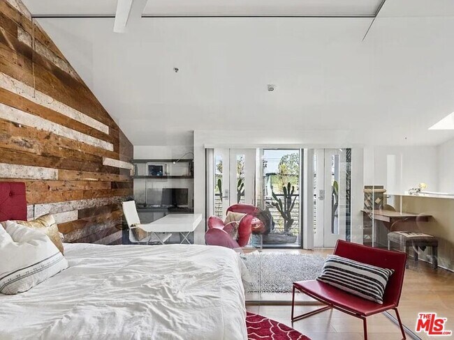 Building Photo - 815 Hampton Dr