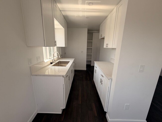 Building Photo - Fully Renovated 2BD/1BA Apartment in San Diego – Parking Included – $2,500/mo