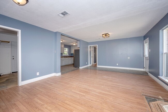 Building Photo - 3 Bed 1 Bath Home In Pascagoula - New Appl...