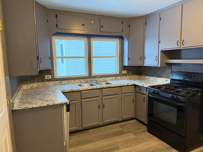 Building Photo - 3 Bed/1 Bath - Unit 132Ngor