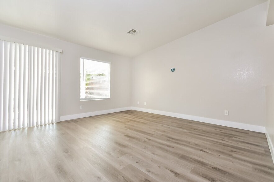 Building Photo - 3015 W Hammer Ln