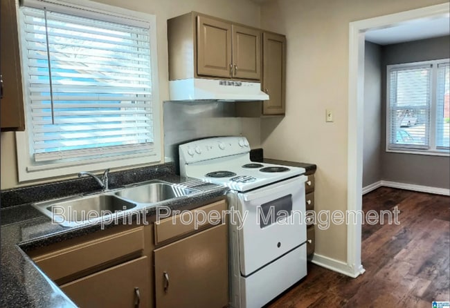 Building Photo - 513 10th Ave S