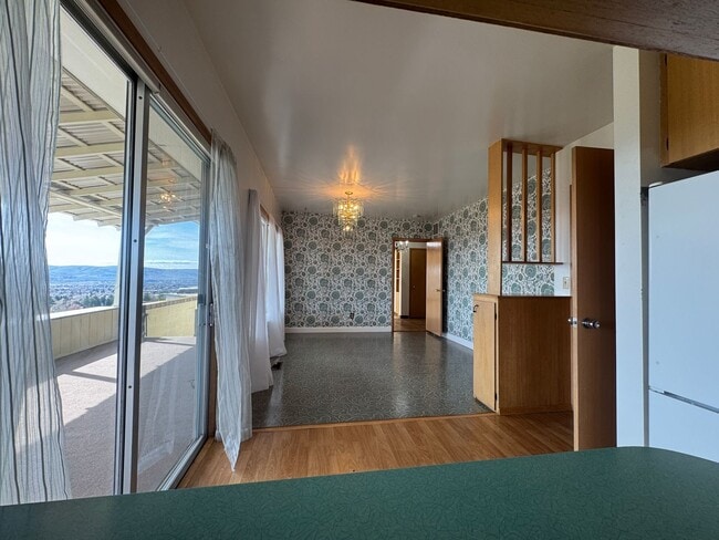 Building Photo - Move in special-HALF off first month's rent!