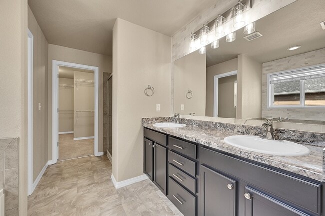 Building Photo - $2,495 - 3-Bed Home with Updated Features ...