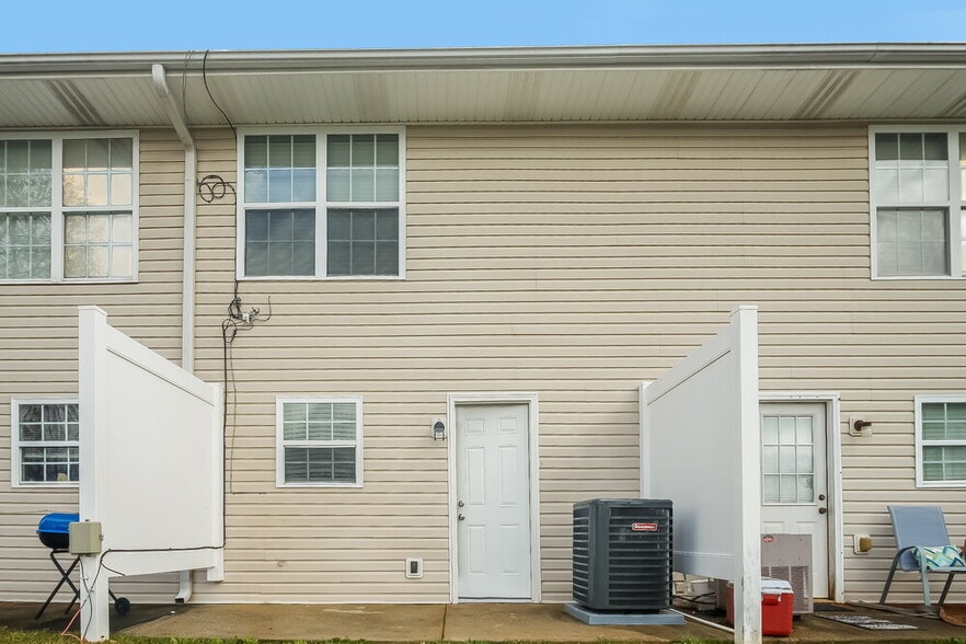 Building Photo - 409 W I Pky