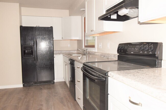 Building Photo - Charming Home with Garage and Yard! PETS WELCOME