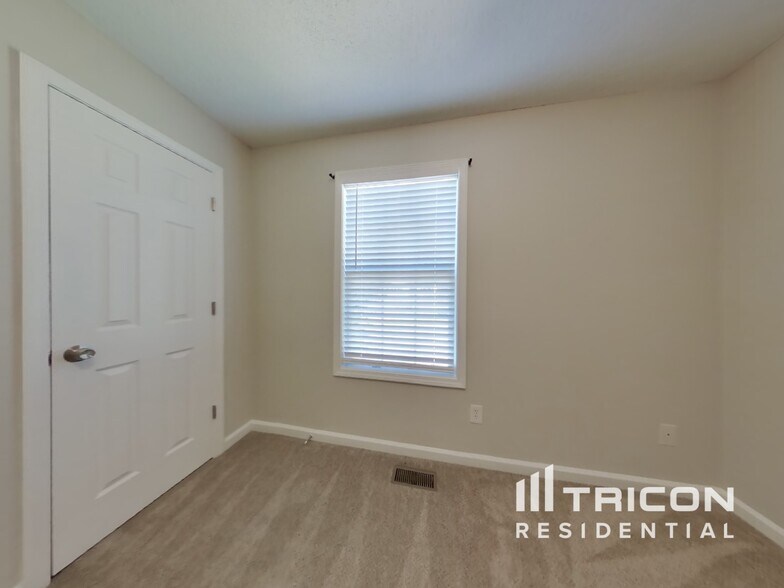 Building Photo - 65 Thorn Thicket Ct