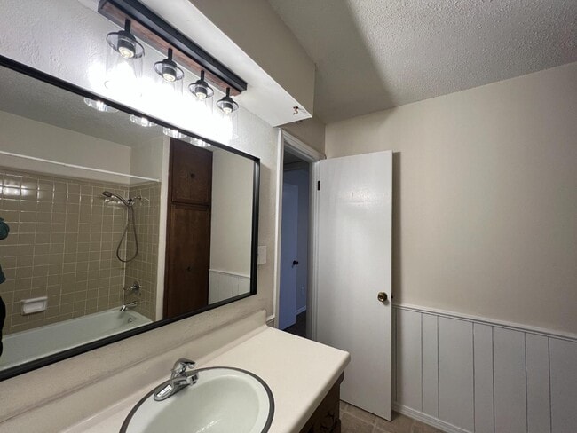 Building Photo - 1223 Lakecrest Dr