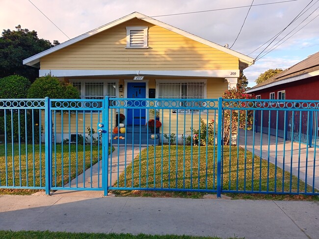 Building Photo - 207 W 40th Pl
