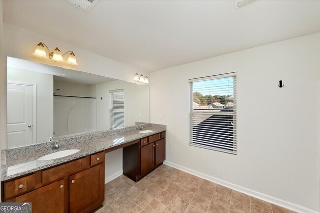 Building Photo - 541 Tulip Ln