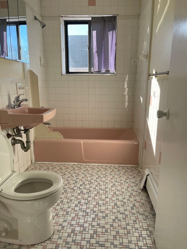 Building Photo - VERY  Spacious Sunny  2 bed Heat Hw parking Inc Close to train and 57/66 bus Heat HW I6. or 9.1