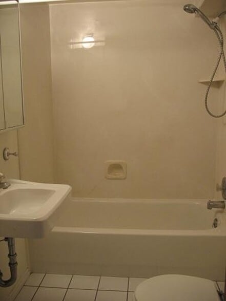 Full Bath - 718 S Elizabeth St