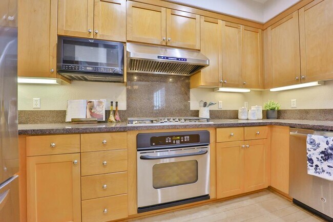 Building Photo - 492 Tyndall St