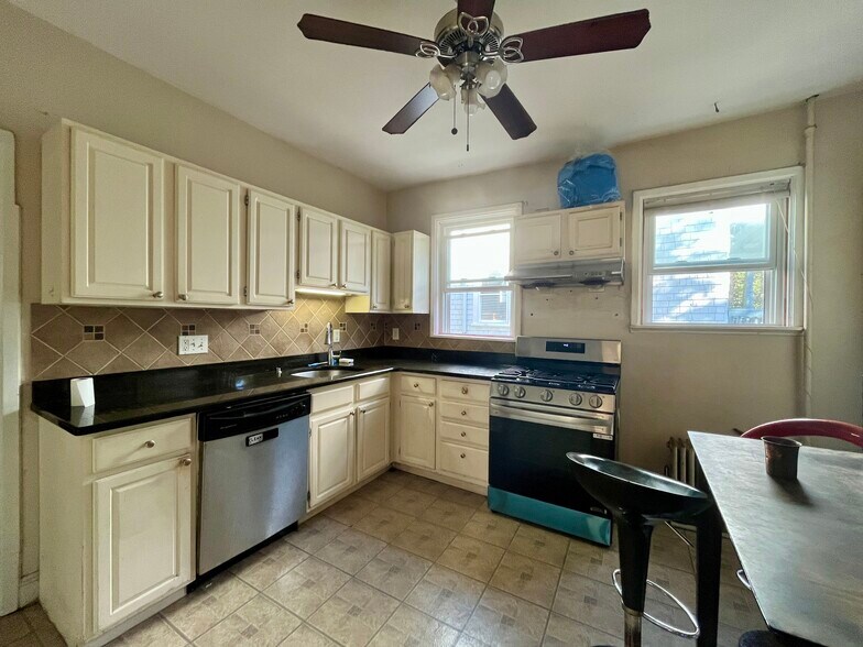 Building Photo - 49 Beech Glen St