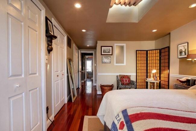 Building Photo - 730 6th St NE