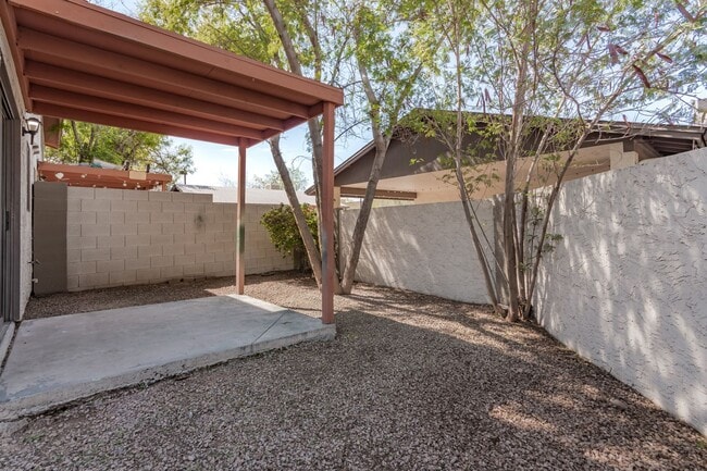 Building Photo - 736 S Farmer Ave