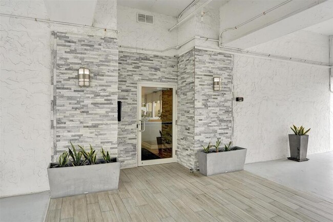 Building Photo - 720 Bayshore Dr