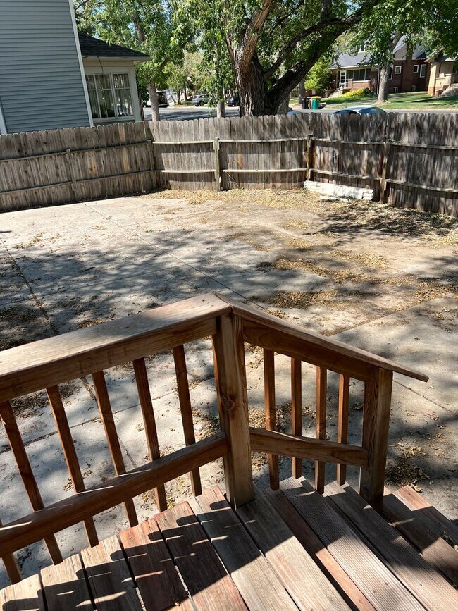 Building Photo - AVAILABLE NOW - BEAUTIFUL 6 bedroom home F...