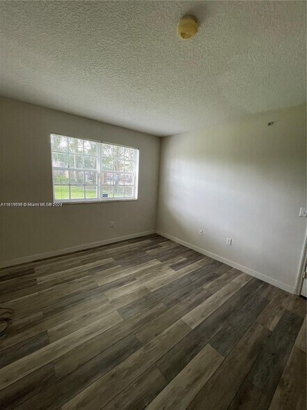 Building Photo - 160 SW 117th Ter